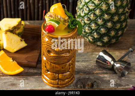 Erfrischende kalte Tiki Drink Cocktails mit Ananas-Kirsche Orange Beilagen Stockfoto