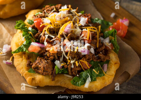 Hausgemachte indische Braten Brot Tacos mit Boden Rindfleisch, Salat und Tomate Stockfoto