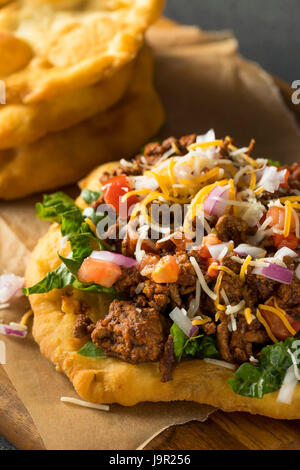 Hausgemachte indische Braten Brot Tacos mit Boden Rindfleisch, Salat und Tomate Stockfoto