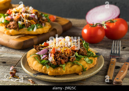 Hausgemachte indische Braten Brot Tacos mit Boden Rindfleisch, Salat und Tomate Stockfoto