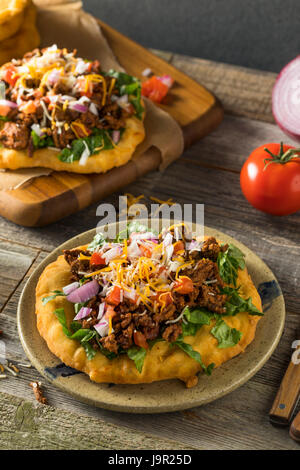 Hausgemachte indische Braten Brot Tacos mit Boden Rindfleisch, Salat und Tomate Stockfoto