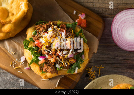 Hausgemachte indische Braten Brot Tacos mit Boden Rindfleisch, Salat und Tomate Stockfoto