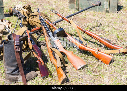 Russische Retro-Waffen. Proben von sowjetischen Vintage Kleinwaffen Stockfoto