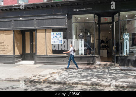 Der geschlossene Ralph Lauren Store, links und trendigen Bleecker Street im Stadtteil Greenwich Village in New York wird auf Donnerstag, 1. Juni 2017 gesehen. Da Mietverträge auslaufen sind mieten auch für Luxus-Einzelhändler unerträglich, die die Räume als Museum Shops verwendet.   (© Richard B. Levine) Stockfoto