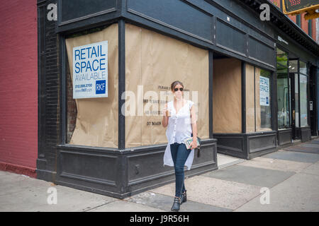 Die geschlossene Ralph Lauren Store auf trendigen Bleecker Street im Stadtteil Greenwich Village in New York wird auf Donnerstag, 1. Juni 2017 gesehen. Da Mietverträge auslaufen sind mieten auch für Luxus-Einzelhändler unerträglich, die die Räume als Museum Shops verwendet.   (© Richard B. Levine) Stockfoto