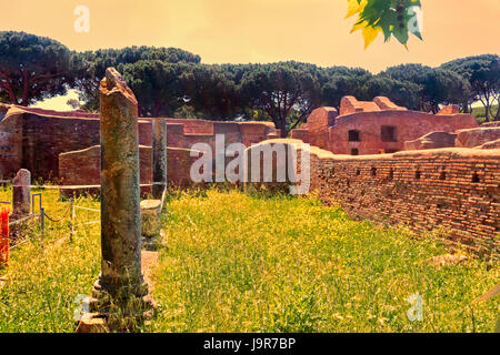 Sonnenuntergang in der römischen Ausgrabungsstätte Ostia Antica - Rom - Italien Stockfoto