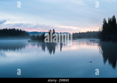 Eine Flusslandschaft in der Dämmerung Licht im Yellowstone National Park. Stockfoto