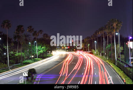 Auto Lichter Wanderwege an einer großen Straße in Orlando, FL, USA Stockfoto