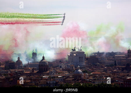 Rom, Italien, 2. Juni: italienische Luftwaffe Frecce Tricolori akrobatische Kader überfliegen Rom anlässlich der 71. Jahrestag der Gründung der italienischen Republik, 2. Juni 2017 Stockfoto