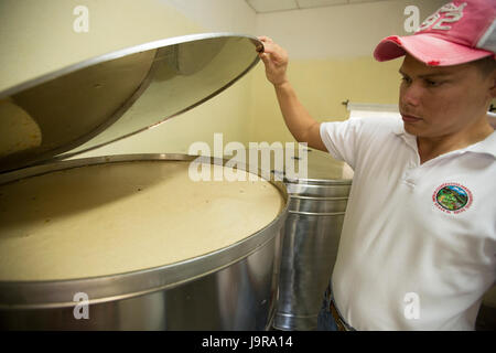 Ein Arbeiter inspiziert Filtration Tanks an einer Honig-Genossenschaft Verpackungsanlage in der Stadt El Sauce, Nicaragua. Stockfoto