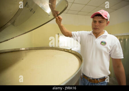 Ein Arbeiter inspiziert Filtration Tanks an einer Honig-Genossenschaft Verpackungsanlage in der Stadt El Sauce, Nicaragua. Stockfoto