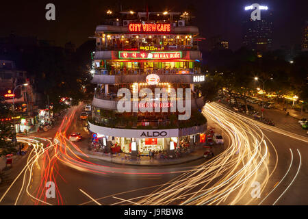 Bars, Restaurants und Lichter vom Verkehr an belebten Kreuzung von Hoan-Kiem-See und Altstadt, Hanoi, Vietnam Stockfoto