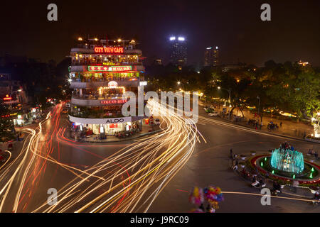 Bars, Restaurants und Lichter vom Verkehr an belebten Kreuzung von Hoan-Kiem-See und Altstadt, Hanoi, Vietnam Stockfoto