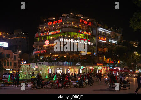 Bars, Restaurants und Verkehr an belebten Kreuzung von Hoan-Kiem-See und Altstadt, Hanoi, Vietnam Stockfoto