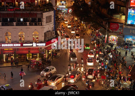 Verrückten Verkehr nachts an belebten Kreuzung von Hoan-Kiem-See und Altstadt, Hanoi, Vietnam Stockfoto