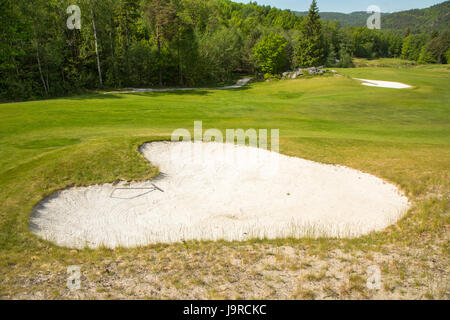 Sandfang Golfplatz, Golf Bunker an einem sonnigen Tag, Herz geformt Sandkasten Stockfoto