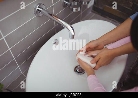 Nahaufnahme von Mutter und Tochter Händewaschen im Waschbecken im Badezimmer zu Hause Stockfoto