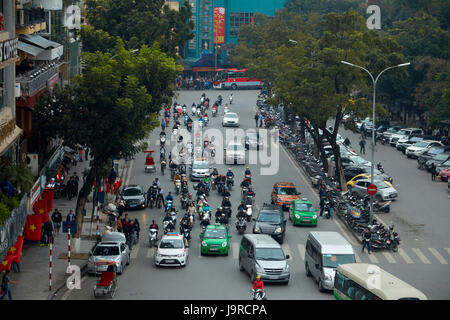 Belebte Straße von Hoan-Kiem-See und Altstadt, Hanoi, Vietnam Stockfoto