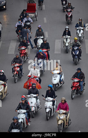 Belebte Straße voller Motorräder, Hanoi, Vietnam Stockfoto