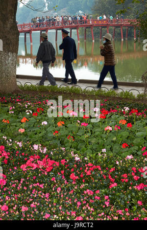 Blumen, Touristen auf die Huc Brücke und Hoan-Kiem-See, Hanoi, Vietnam Stockfoto