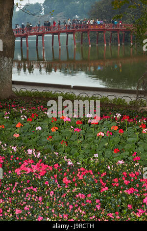 Blumen, Touristen auf die Huc Brücke und Hoan-Kiem-See, Hanoi, Vietnam Stockfoto