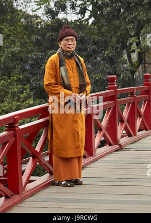 Mönch auf die Huc Brücke, Hoan-Kiem-See, Hanoi, Vietnam Stockfoto