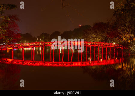 Die Huc Brücke zum Jade Insel bei Nacht, Hoan-Kiem-See, Hanoi, Vietnam Stockfoto