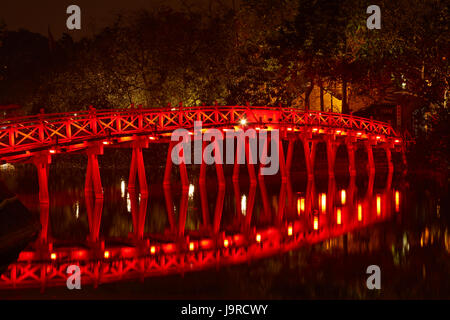 Die Huc Brücke zum Jade Insel bei Nacht, Hoan-Kiem-See, Hanoi, Vietnam Stockfoto