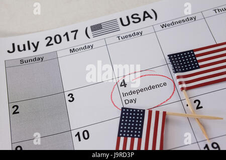 Nahaufnahme der amerikanischen Flagge auf Kalender mit 4. Juli Thema angeordnet Stockfoto