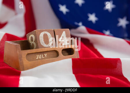 Nahaufnahme des ewigen Kalenders auf amerikanische Flagge Stockfoto