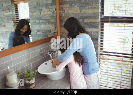 Mutter und Tochter Händewaschen im Badezimmer Waschbecken zu Hause Stockfoto