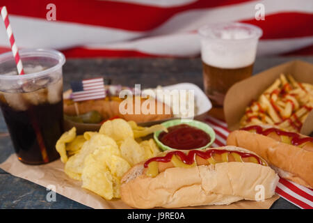 Nahaufnahme von Snacks und kalte Getränke auf Holztisch Stockfoto