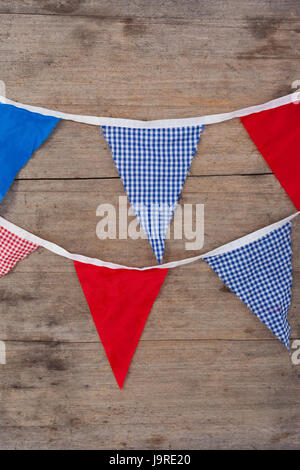 Bunting-Fahnen auf Holztisch mit 4. Juli Thema angeordnet Stockfoto