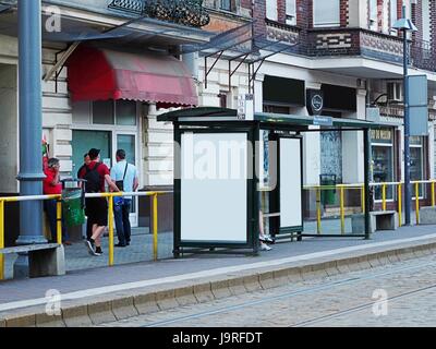Bus-Straßenbahn-Haltestelle, Tierheim, weißen leeren Platz für Straße anzeigen, Reklameanzeigebrett, mock, Mock-up, Beschilderung Stockfoto