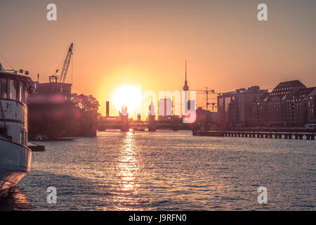 Fluss Spree, Oberbaumbrücke, Fernsehturm - Berlin Skyline der Stadt mit Sonnenuntergang Himmel Stockfoto