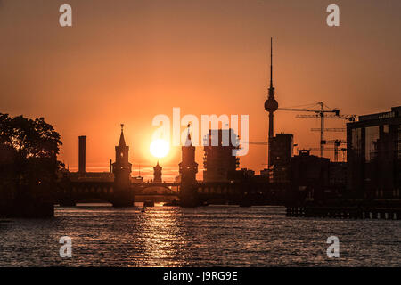 Fluss Spree, Oberbaumbrücke, Fernsehturm - Berlin Skyline der Stadt mit Sonnenuntergang Himmel Stockfoto