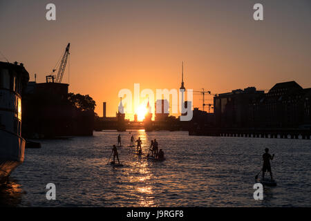 Gruppe der Paddel Board / aufstehen Paddler an Spree in Berlin - Sonnenuntergang Himmelshintergrund, Oberbaumbrücke und Fernsehturm Stockfoto