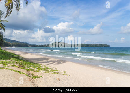 Bang Tao Beach, Phuket, Thailand, an einem schönen, sonnigen Tag Stockfoto