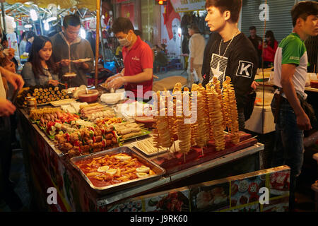 Garküche an Nacht Markt, Altstadt, Hanoi, Vietnam Stockfoto