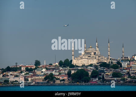 Die Sultan Ahmed Mosque ist eine historische Moschee befindet sich in Istanbul, Türkei. Auch bekannt als die blaue Moschee. Das Marmarameer abgebildet. Stockfoto