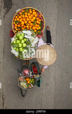 Straßenhändler mit runden Körbe mit Obst auf dem Fahrrad, Altstadt, Hanoi, Vietnam Stockfoto