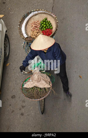 Straßenhändler mit runden Körbe mit Obst und Gemüse auf dem Fahrrad, Altstadt, Hanoi, Vietnam Stockfoto