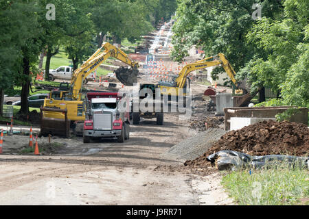 Straßenbaustelle mit Bagger und Frontlader Stockfoto