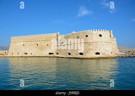 Blick auf Burg Koules im Hafen von Heraklion, Kreta, Griechenland, Europa. Stockfoto