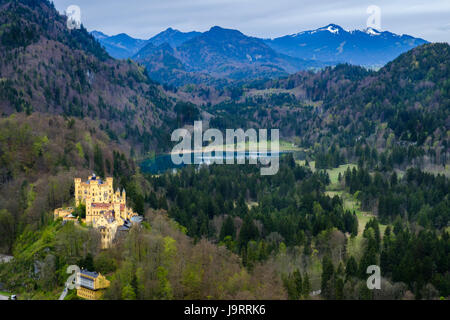 Schloss Hohenschwangau, Blick von Schloss Neuschwanstein, dem berühmten Aussichtspunkt in Füssen, Deutschland Stockfoto