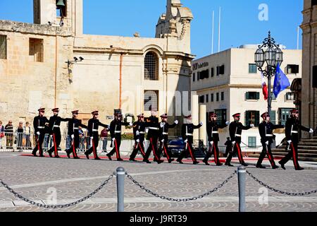 Politiker, die Ankunft in einer Limousine in der Auberge de Castille für eine EU-Konferenz mit Soldaten auf der Parade in Castille Square, Valletta, M Stockfoto