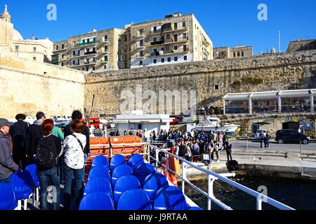 Passagiere, die nur eine Fähre aussteigen zurückgekehrt von Sliema, Valletta, Malta, Europa. Stockfoto