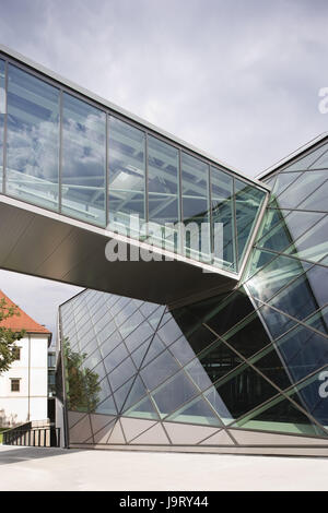 Österreich, Oberösterreich, Linz, Schloss-Museum, Schloss Berg, Detail, Landeshauptstadt, Kulturmetropole, Industriestadt, Architektur, Struktur, Fassade, Glasfront, Gebäude, Kunst, moderne, Kultur, Ort von Interesse, Reiseziel, Himmel, Wolken, Spiegelung, Museum, draußen, Haus, Gebäude, Glas Stockfoto