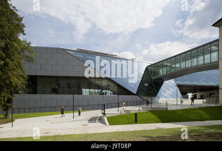 Österreich, Oberösterreich, Linz, Schloss-Museum, Schloss Berg, Landeshauptstadt, Kulturmetropole, Industriestadt, Architektur, Struktur, Fassade, Glasfront, Gebäude, Kunst, moderne, Kultur, Ort von Interesse, Reiseziel, Himmel, Wolken, Spiegelung, Person, Tourismus, Museum, im Außenbereich Stockfoto