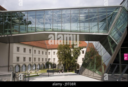 Österreich, Oberösterreich, Linz, Schloss-Museum, Schloss Berg, Landeshauptstadt, Kulturmetropole, Industriestadt, Architektur, Struktur, Fassade, Glasfront, Gebäude, Kunst, moderne, Kultur, Ort von Interesse, Reiseziel, Himmel, Wolken, Spiegelung, Museum, draußen, Haus, Glasbau, Person, Tourist, Durchgang, Kontrast, Kontrast, Stockfoto